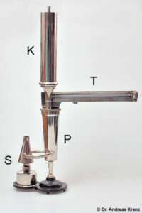 Abb. 6.A2: Das einsatzbereite Ebullioskop. Es besteht aus einem Spiritusbrenner (S), einem Probenbehälter (P), einem Thermometeraufsatz (T) und einem Kühler (K).